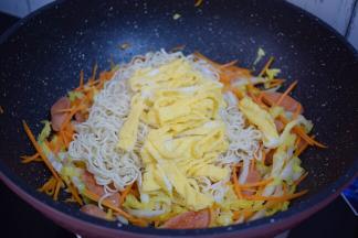 加入鸡蛋丝，翻炒均匀，
