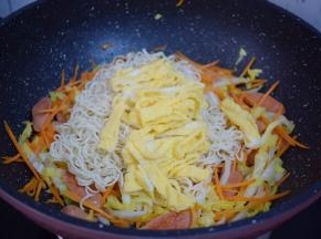 加入鸡蛋丝，翻炒均匀，
