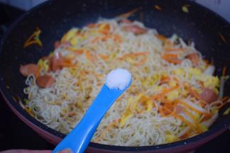 加入盐，翻炒均匀