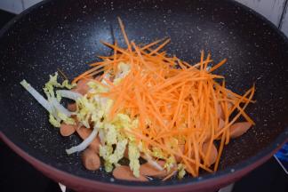 再加入白菜和胡萝卜，翻炒至白菜变软