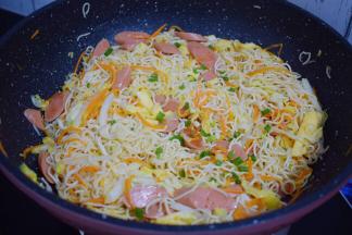 出锅前撒上葱花即可。