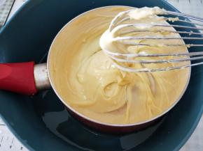 隔水降温，用打蛋器不停搅拌。