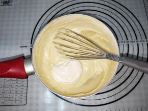 降温至不烫手，先倒入半支酸奶，后加半支益力多乳酸菌【增加风味】，混合均匀