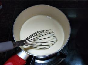 将液体过筛一遍，小火加热，不断搅拌预防糊底