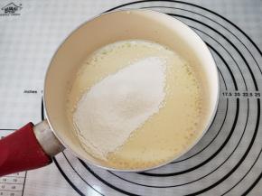 将牛奶、鸡蛋、糖、炼奶混合，面粉过筛搅拌均匀