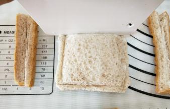 利用模具整形，家里没有模具，用刮刀厚边压边整形