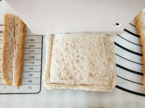 利用模具整形，家里没有模具，用刮刀厚边压边整形
