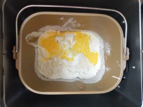 除黄油外所有材料放入面包机揉面。