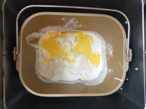 除黄油外所有材料放入面包机揉面。