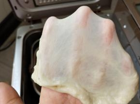 成团后放入黄油继续揉到出膜为止，然后进行基础发酵。