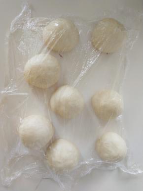 发酵后分割成8份滚圆松弛15分钟。