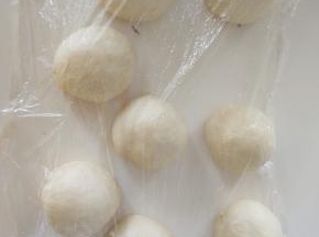 发酵后分割成8份滚圆松弛15分钟。