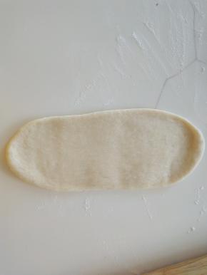 取一个面团，翻面。