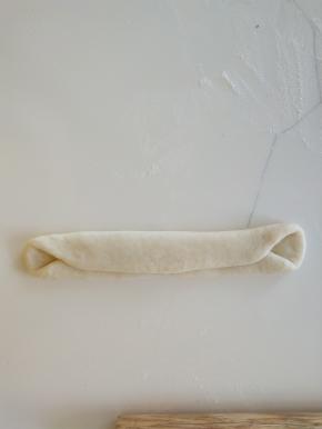 两边向中间对折。