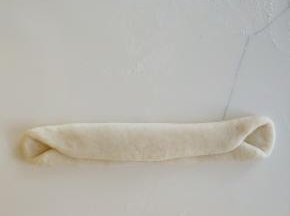 两边向中间对折。