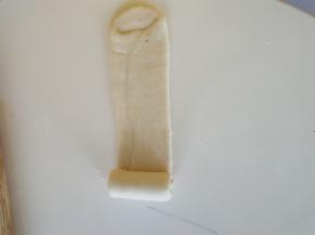 从上下向中间卷起。