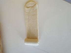 从上下向中间卷起。