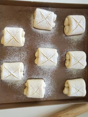 翻面，表面撒高粉。割口。进行二发。