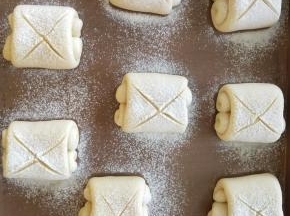 翻面，表面撒高粉。割口。进行二发。