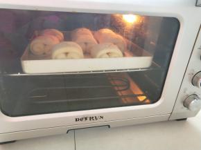 烤箱中层180度。16到18分钟。中途加盖锡纸防止上色过度。