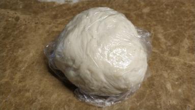 面粉、油、盐、水揉成面团，用保鲜膜盖着醒发40分钟