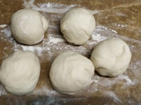 醒发好后分成等份，用保鲜膜盖着防水份流失