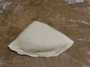 最后折叠成扇形，饼皮边接缝处按压紧防止漏馅