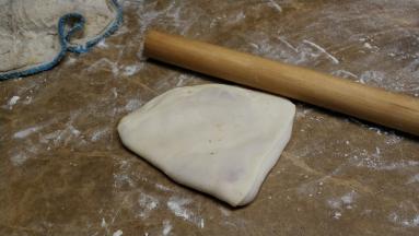 用擀面杖轻轻再擀扁一些