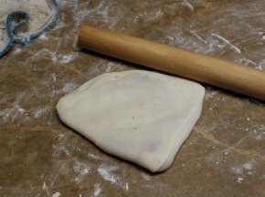 用擀面杖轻轻再擀扁一些