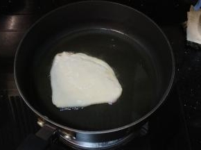 锅里放宽油，中小火煎至金黄