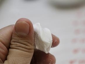 白面团：糯米粉+淀粉+开，结团