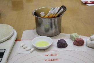 山竹内皮的红面团：取40克白面团，加入1克左右红曲粉，揉成红面团。 山竹外壳紫黑面团： 取20克白面团，加入黑米粉和少量水揉成紫面团，蒸熟后会呈紫黑。 注： 完成后放入塑料袋中保湿。揉时手指适当沾水。色粉都不宜多，注意观察色泽，比预期颜色淡即可停止加色粉，蒸后颜色会#嗯_更深_的。