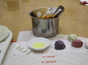 山竹内皮的红面团：取40克白面团，加入1克左右红曲粉，揉成红面团。 山竹外壳紫黑面团： 取20克白面团，加入黑米粉和少量水揉成紫面团，蒸熟后会呈紫黑。 注： 完成后放入塑料袋中保湿。揉时手指适当沾水。色粉都不宜多，注意观察色泽，比预期颜色淡即可停止加色粉，蒸后颜色会#嗯_更深_的。