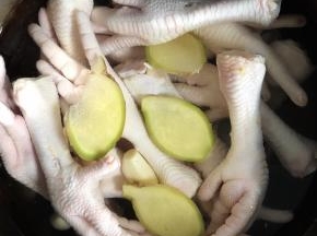 做法超级简单，鸡爪解冻洗净剪去脚指甲，放入生姜和大蒜将鸡爪煮熟放凉。