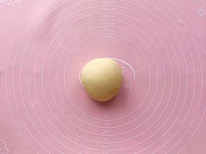 揉成不粘手的表面光滑的面团