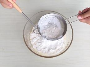 筛入低筋面粉口感更细腻