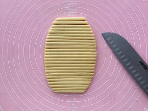 面皮切成条，宽度约0.8厘米