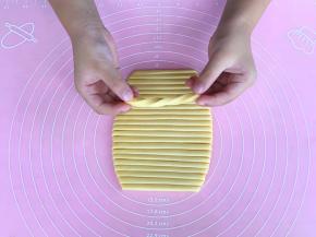 双手拿住面条两端，拧成麻花状