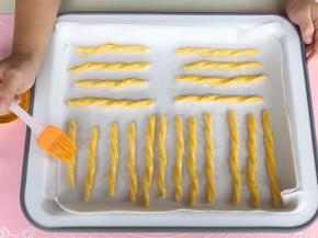 放入烤盘，刷上蛋黄液（另外准备的一个蛋黄）
