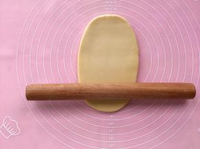 擀成厚度约0.5厘米的长方形面皮