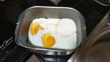 除黄油外，面包材料倒入面包桶里