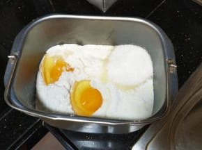 除黄油外，面包材料倒入面包桶里