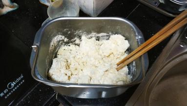 用筷子搅拌均匀，加入酵母将面包桶放回面包机里按发面功能