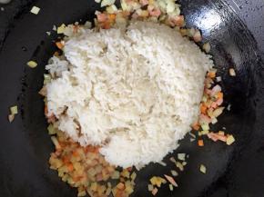 加入米饭，炒均匀，加入调味料