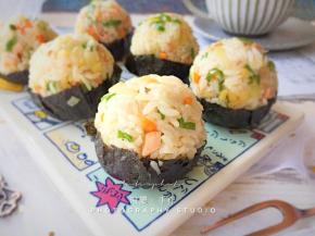 炒好的米饭团成团，地步包海苔片