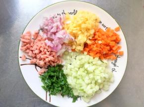 蔬菜火腿切成小丁