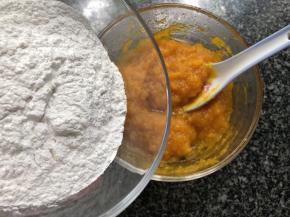 去皮捣碎，加入糯米粉