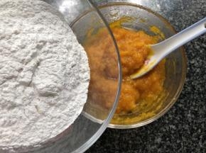 去皮捣碎，加入糯米粉