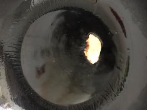 锅里留底油，把姜片炒香后取出