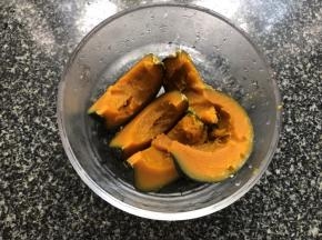 南瓜切块蒸熟